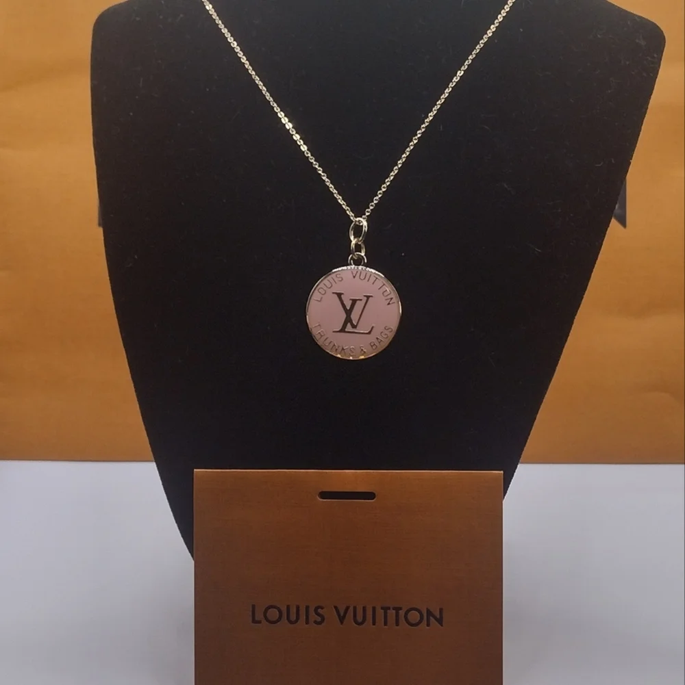 LOUIS VUITTON LV ZIPPER PULL CHARM, gold tone metal, PINK 25mm - Picture 8 of 8